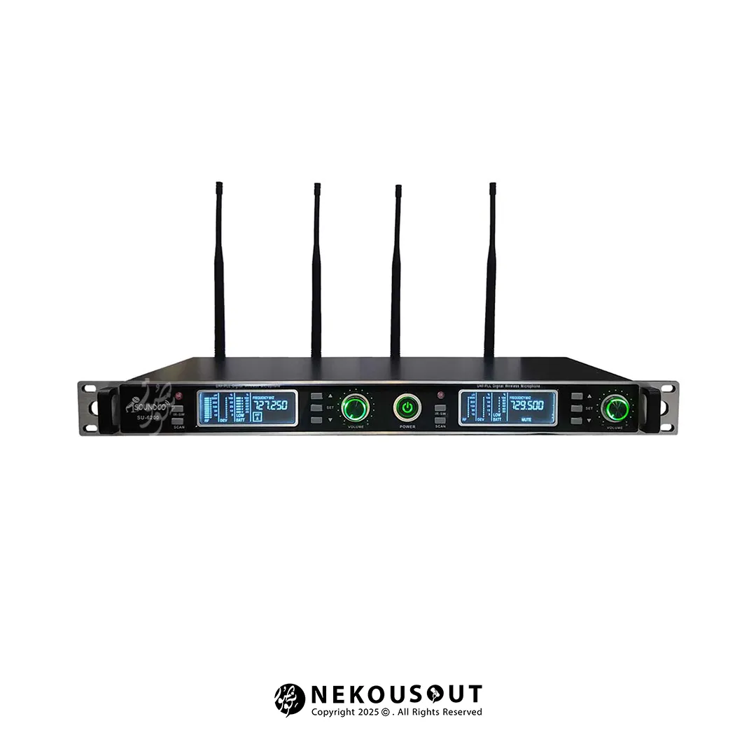 میکروفون بی سیم دوکانال ساندکو SOUNDCO SU-6200C 2 نمای نزدیک از گیرنده با ۴ آنتن تلسکوپی، صفحه نمایش دیجیتال دو کاناله، خروجیهای مجزا XLR و TS و دکمههای تنظیم کانال مجزا