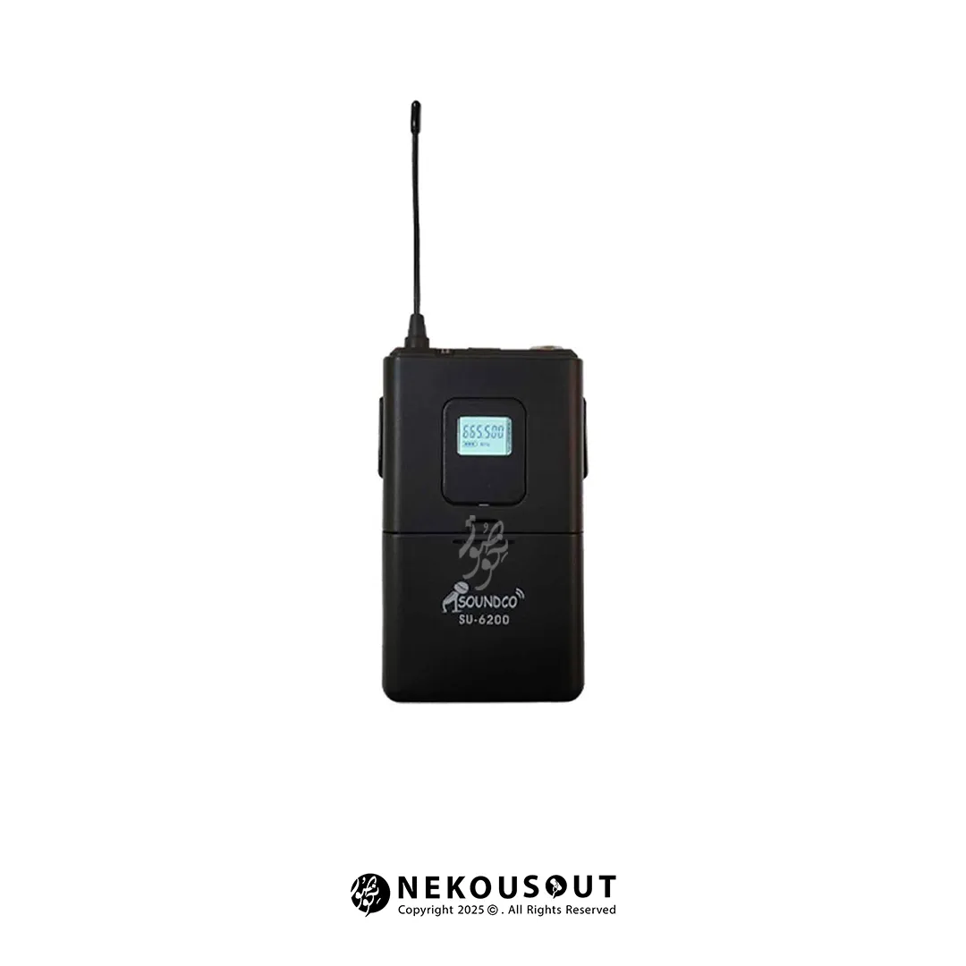میکروفون بی سیم دوکانال ساندکو SOUNDCO SU-6200C 3 نمای نزدیک از دو بادیپک (فرستنده) و چهار میکروفن (دو هدمیک و دو یقهای) همراه با کلیپهای نصب