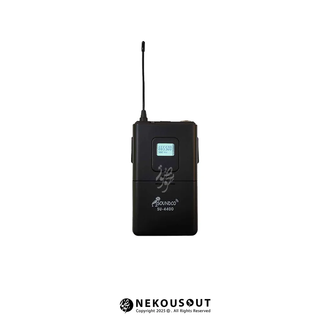 میکروفون بی سیم چهار کانال ساندکو SOUNDCO SU-4400C 3 نمای نزدیک از چهار بادیپک و هشت میکروفن (چهار هدمیک و چهار یقهای) همراه با کلیپهای نصب