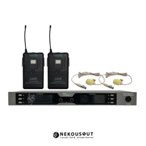 نمای کامل میکروفن بیسیم آسیا امپ یقه‌ای مدل AP-M700BB شامل دو فرستنده بدنه، دو میکروفن یقه‌ای و گیرنده دو کاناله با نمایشگر LCD