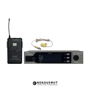 نمای کامل میکروفون بی‌سیم یقه‌ای پی پرو مدل AP-M700B شامل گیرنده، فرستنده دستی، فرستنده بدنه با میکروفن یقه‌ای و آداپتور